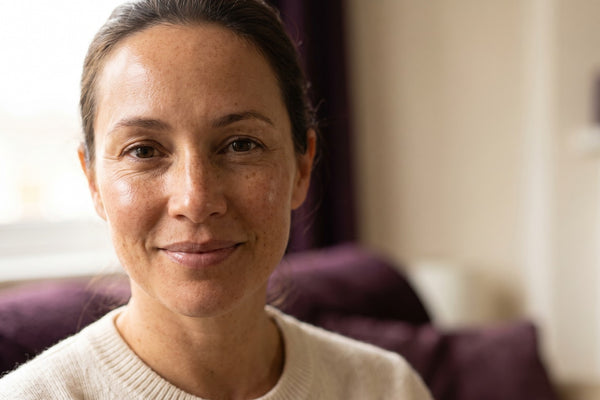 Femme québécoise au teint frais et lumineux, look beauté naturelle sans maquillage visible, regard réveillé