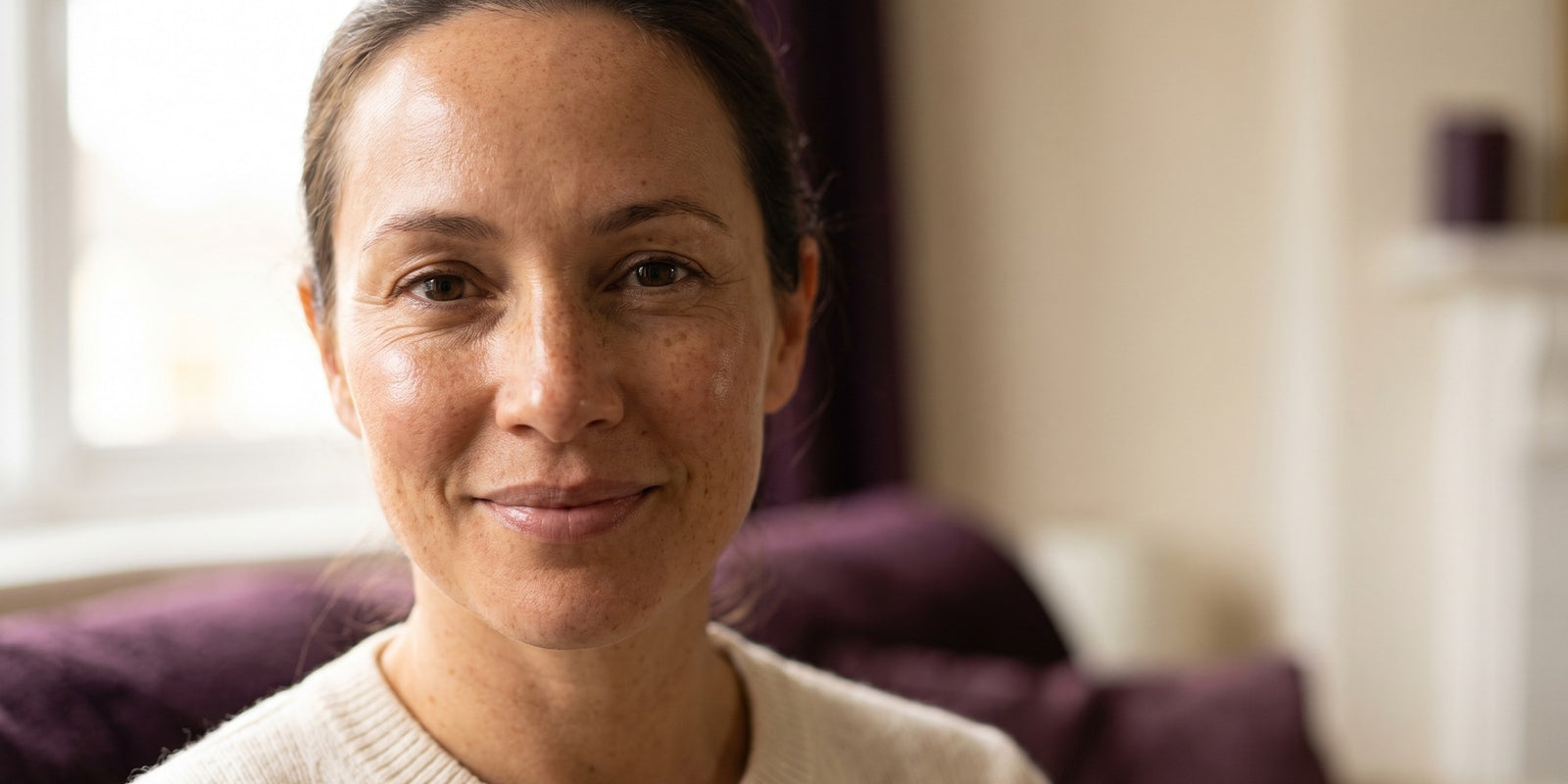 Femme québécoise au teint frais et lumineux, look beauté naturelle sans maquillage visible, regard réveillé