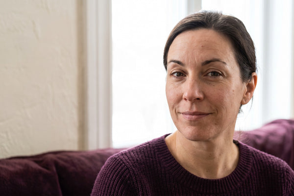 Femme québécoise au regard avisé et confiant, qui sait reconnaître un bon kit de cils magnétiques