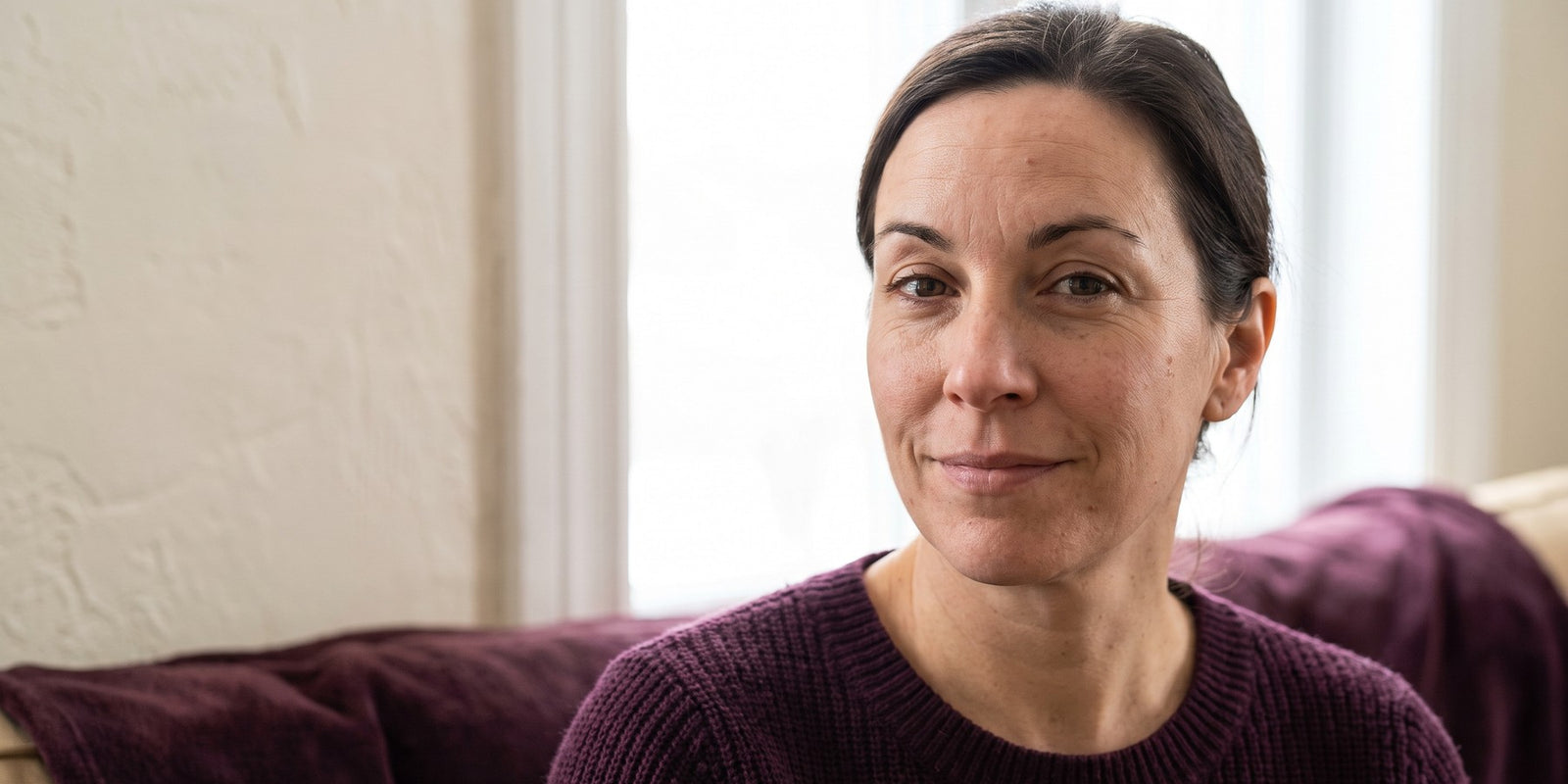 Femme québécoise au regard avisé et confiant, qui sait reconnaître un bon kit de cils magnétiques