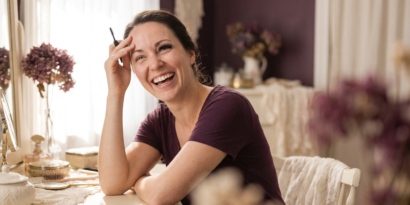 Femme à sa coiffeuse essayant des cils magnétiques pour la première fois, amusée