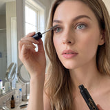 Application du mascara Cléolya à la racine des cils avec la brosse métallique fine