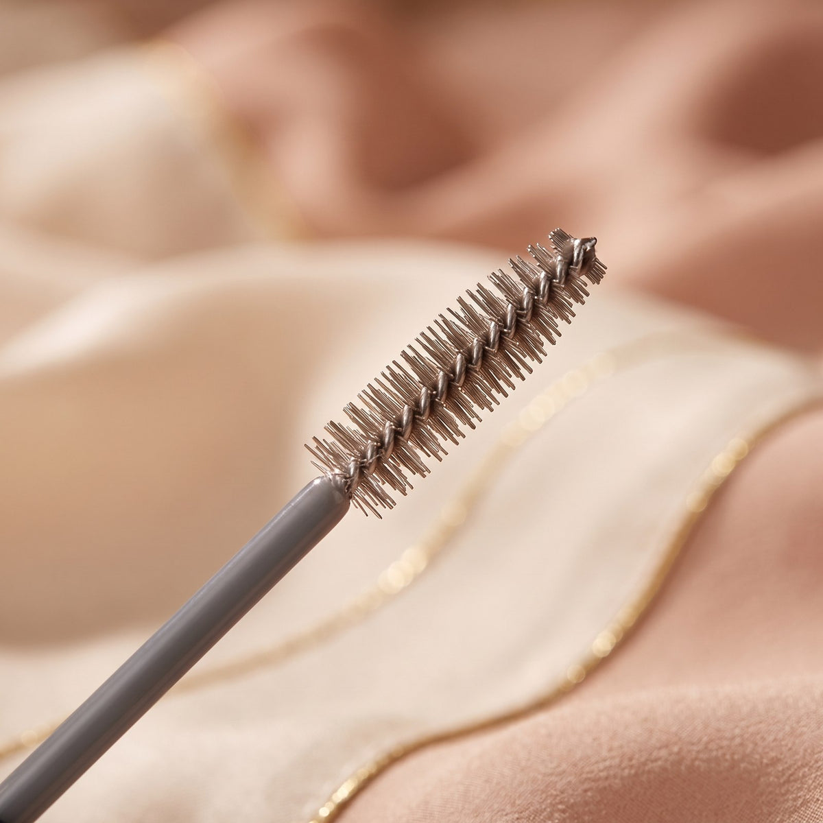 Macro de la brosse métallique fine en spirale du mascara Cléolya