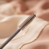 Macro de la brosse métallique fine en spirale du mascara Cléolya
