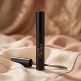 Tube du mascara Cléolya à brosse métallique, ouvert sur satin champagne