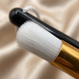 Macro de la touffe blanche ultra-douce du pinceau nettoyant Cléolya