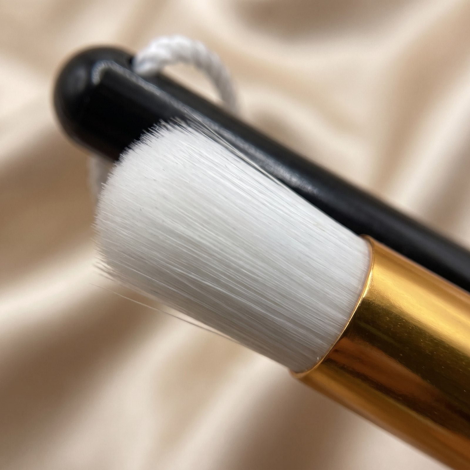 Macro de la touffe blanche ultra-douce du pinceau nettoyant Cléolya