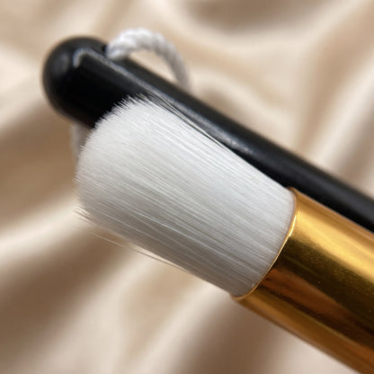 Macro de la touffe blanche ultra-douce du pinceau nettoyant Cléolya