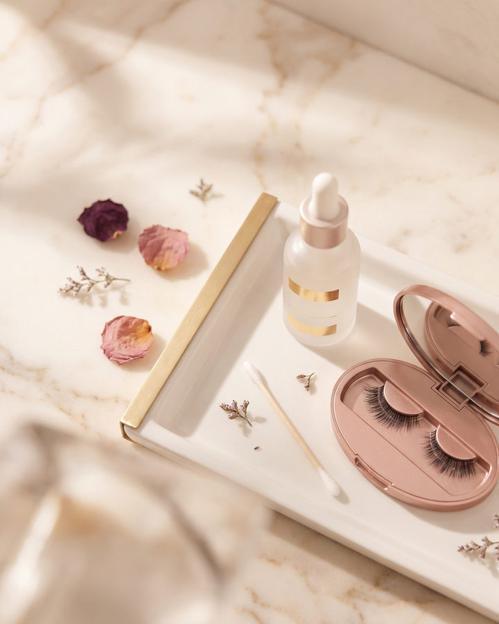 Nettoyant Cléolya pour cils magnétiques, présentation flat lay