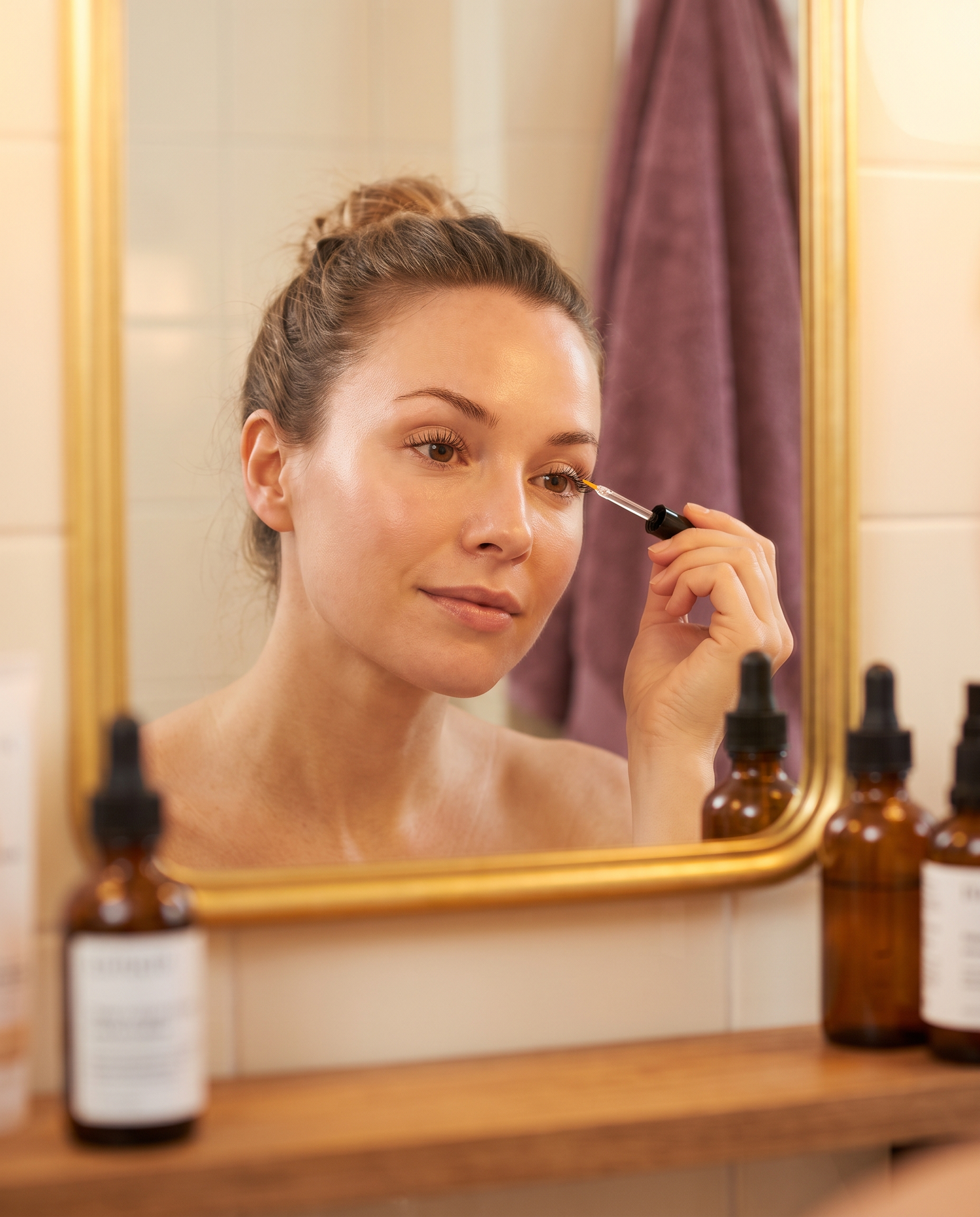 Femme appliquant le sérum Cléolya cils et sourcils, rituel du soir