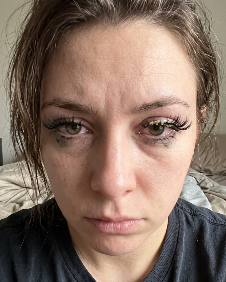 Colle à faux cils qui pique et irrite les yeux sensibles